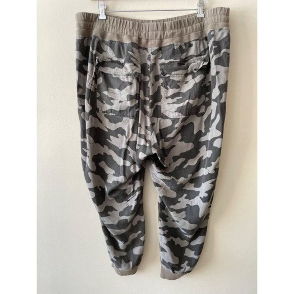 KUT Women's Plus Size Relaxed Military Print Ribbed Pants - Picture 2 of 6